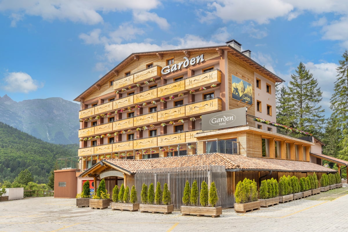 Hotel Garden ad Andalo con le Dolomiti sullo sfondo